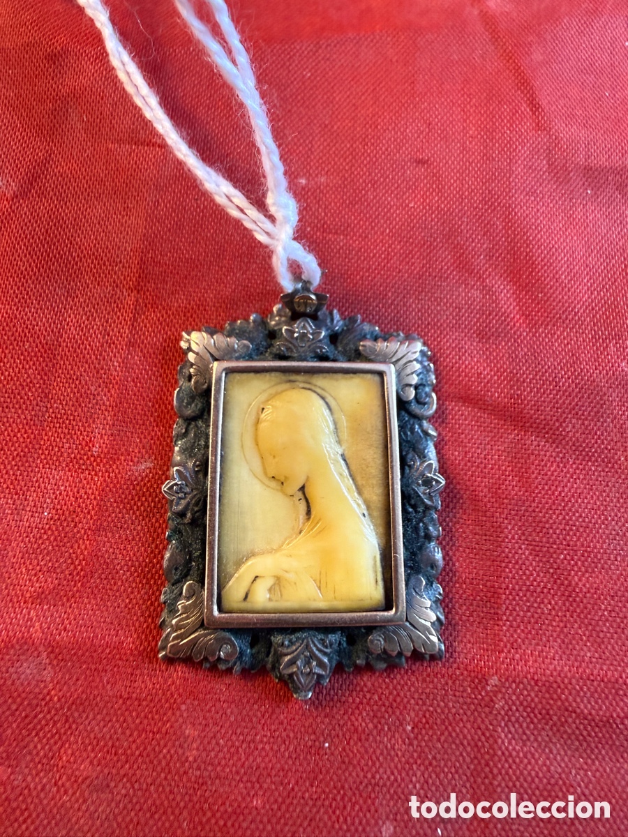 Joyeria: Medalla colgante catalana Art-Deco con Virgen tallada en hueso