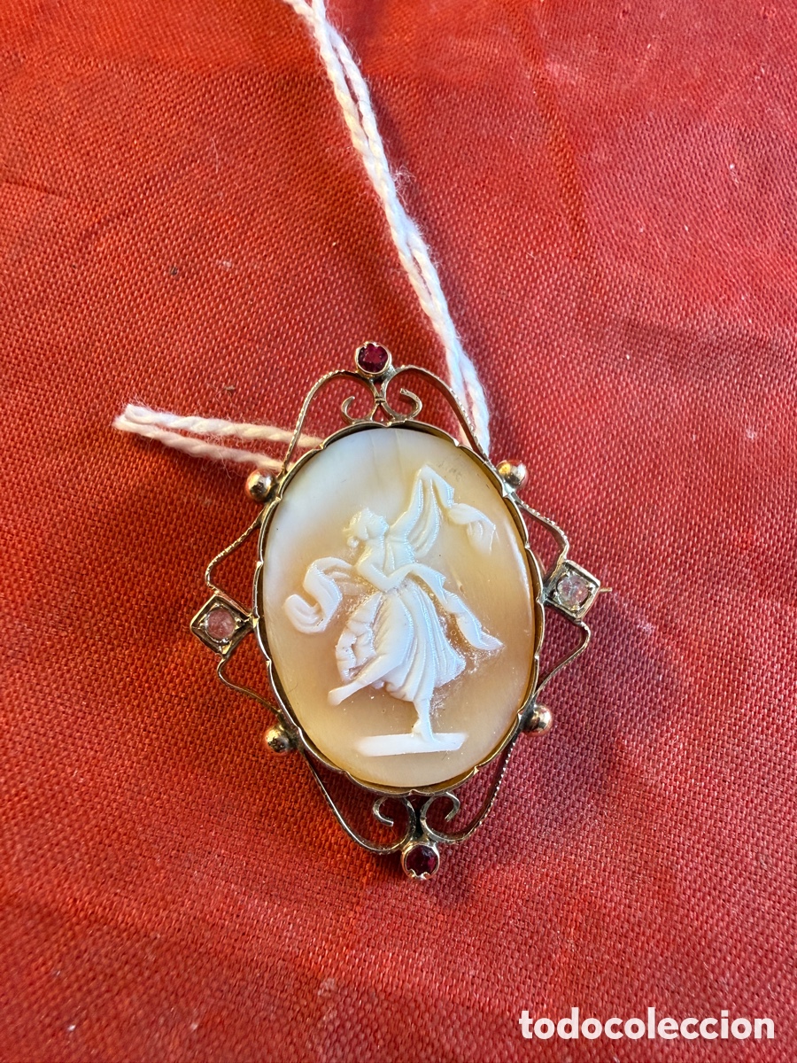 Joyeria: Broche s.XIX con camafeo de m&eacute;nade danzante