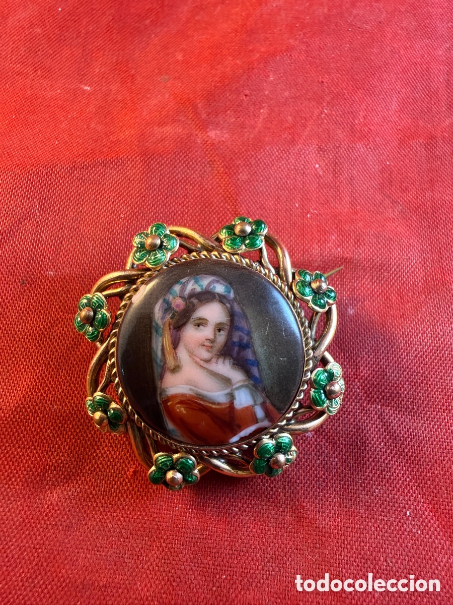 Joyeria: Colgante con porcelana de dama con tocado en Marco de flores de esmalte verde