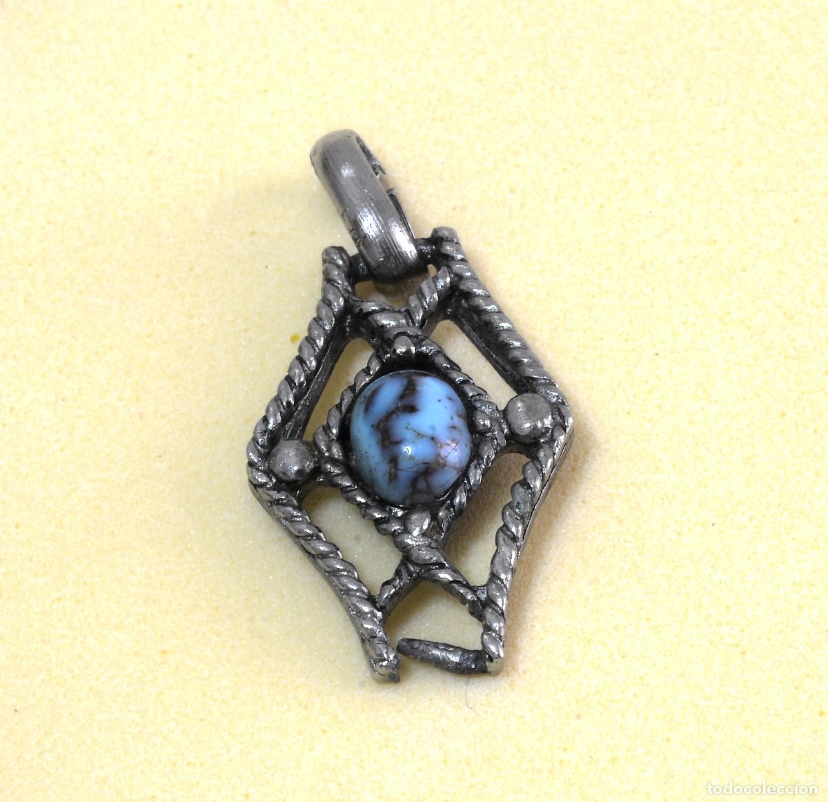 Joyeria: COLGANTE VINTAGE, ROMBO CALADO CON &Oacute;VALO AZU