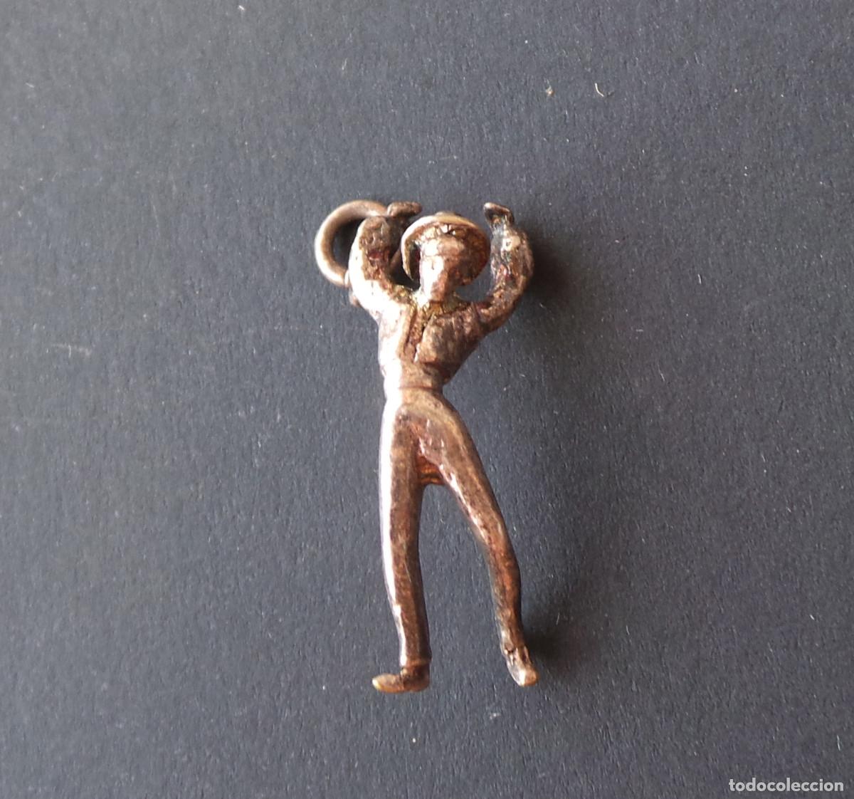 Joyeria: COLGANTE VINTAGE DE PLATA QUE REPRESENTA LA FIGURA DE UN BAILAOR DE FLAMENCO MASCULINO. TRAJE T&Iacute;PICO