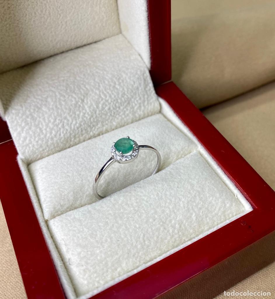 Joyeria: Sortija, oro blanco 18K, zafiro central y corona de diamantes naturales
