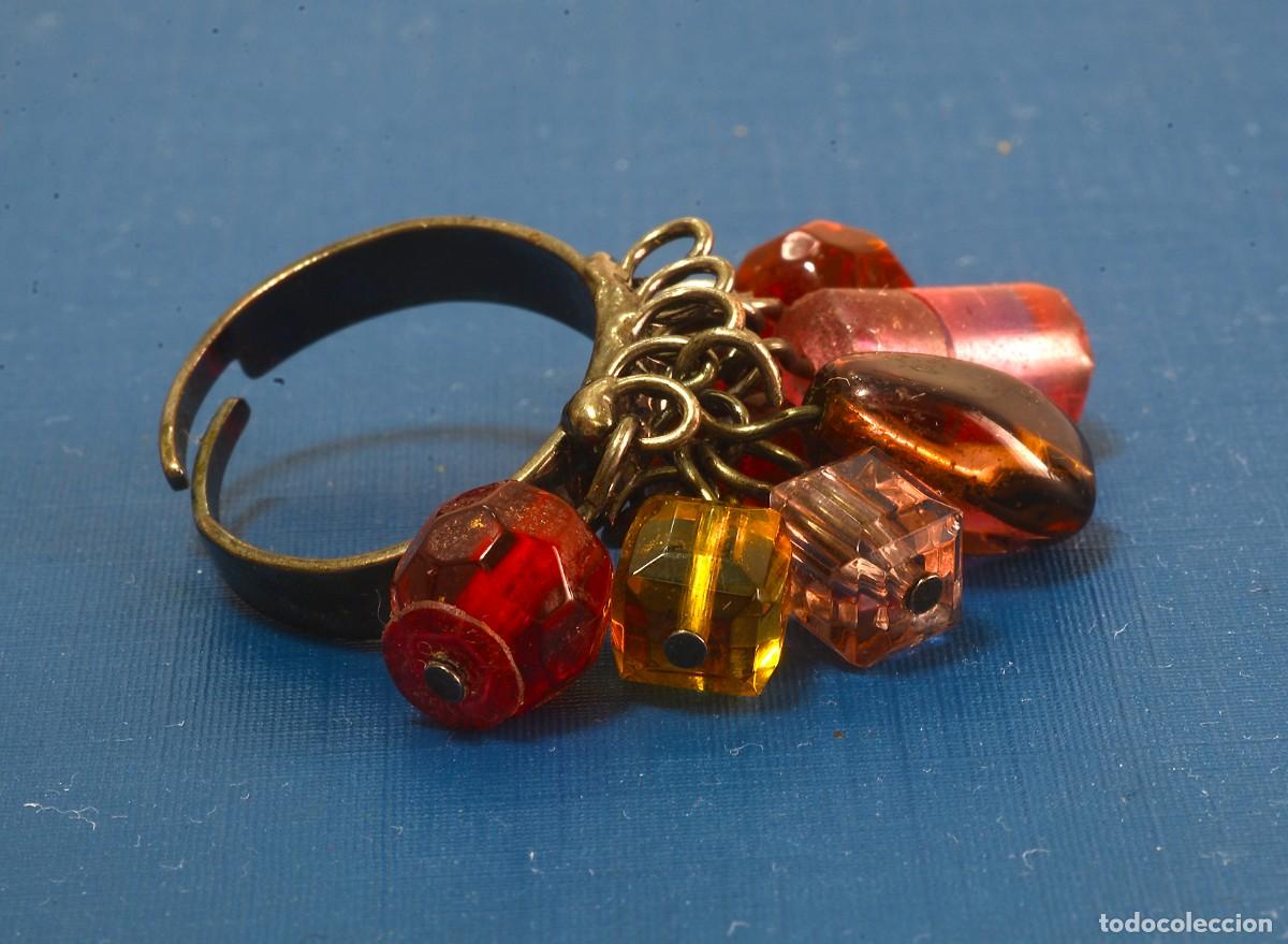 Joyeria: Sortija vintage ajustable on dijes colgantes de colores