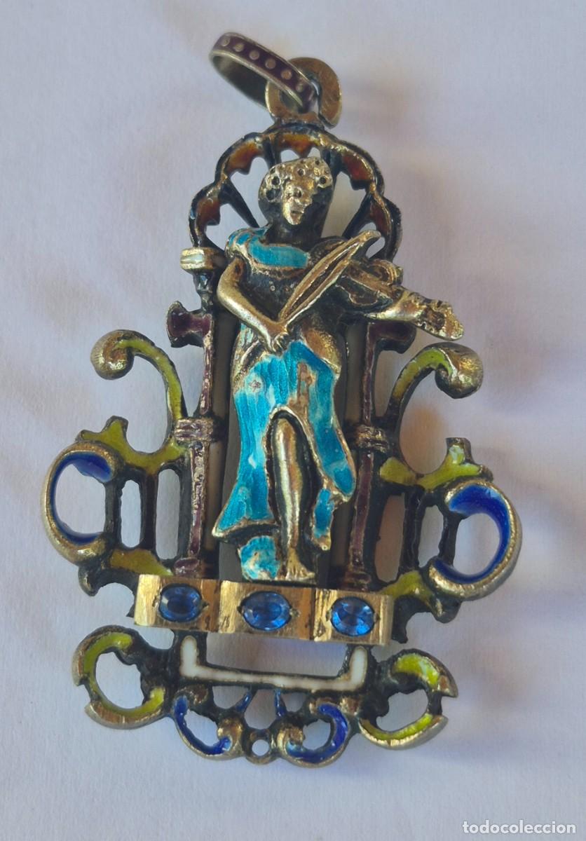 Joaillerie: Colgante antiguo en plata con esmalte policromo