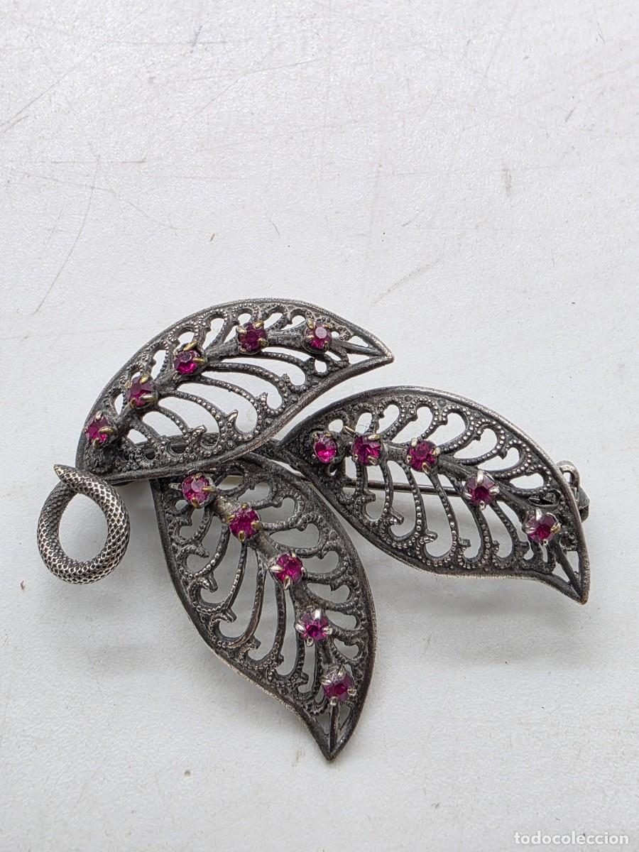 Joyeria: ANTIGUO BROCHE DISSE&Ntilde;O HOJAS EN METAL PLATEADO, CRISTALES ROSA ( VER FOTOS ) FIRMADO