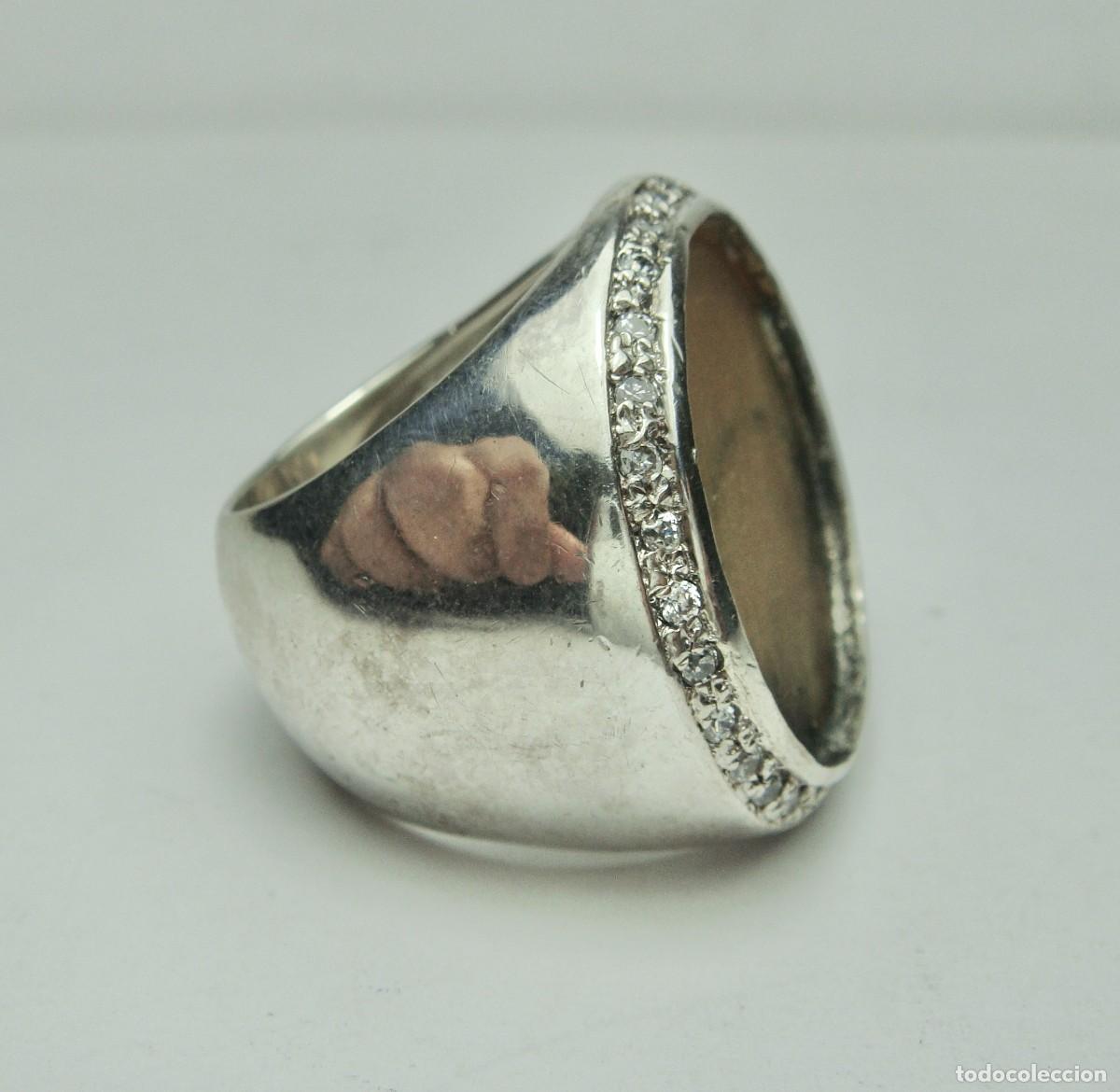 Joyeria: Anillo de Plata con Engaste Circular y Circonitas