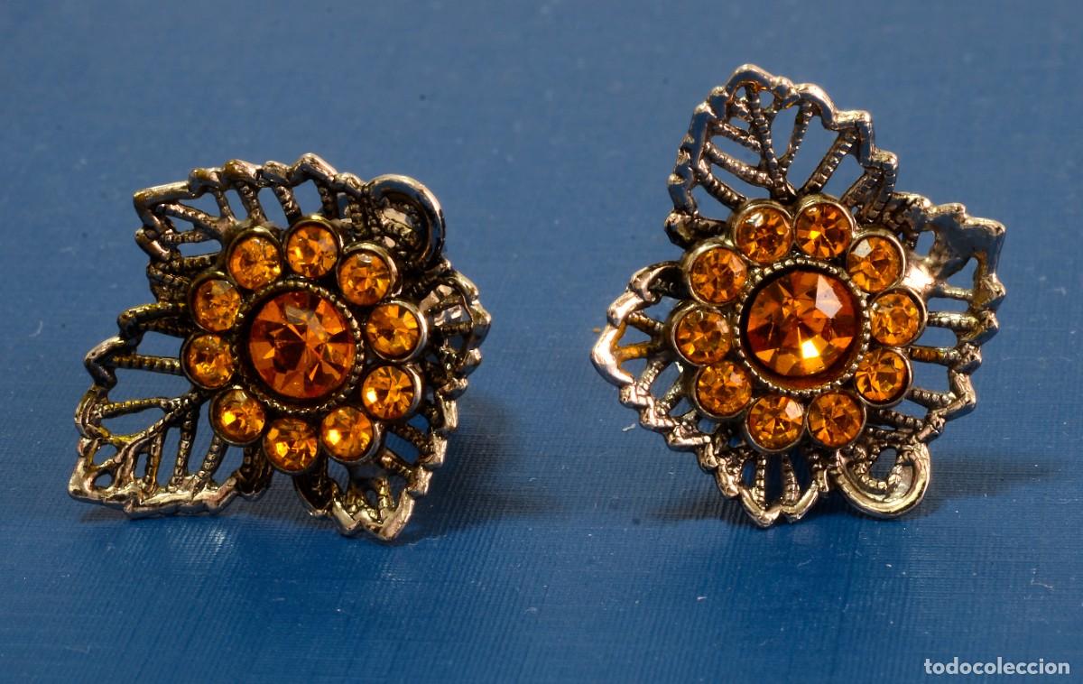 Joyeria: PENDIENTES VINTEGE, HOJAS DE METAL CON ROSET&Oacute;N DE PIEDRAS NARANJAS, CIERRE PINZA