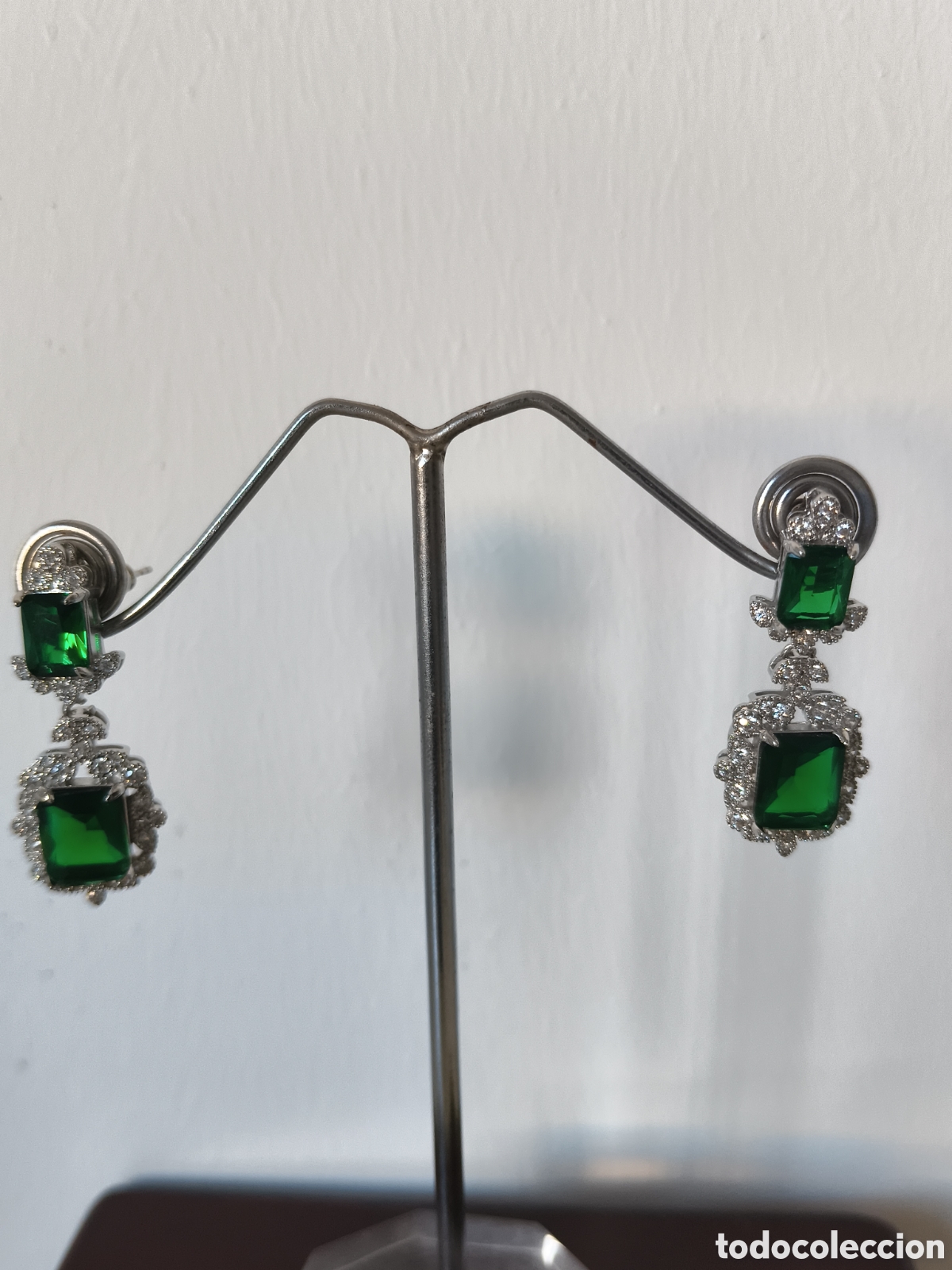 Schmuck: Bellos pendientes chapados en plata y cristal verde esmeralda