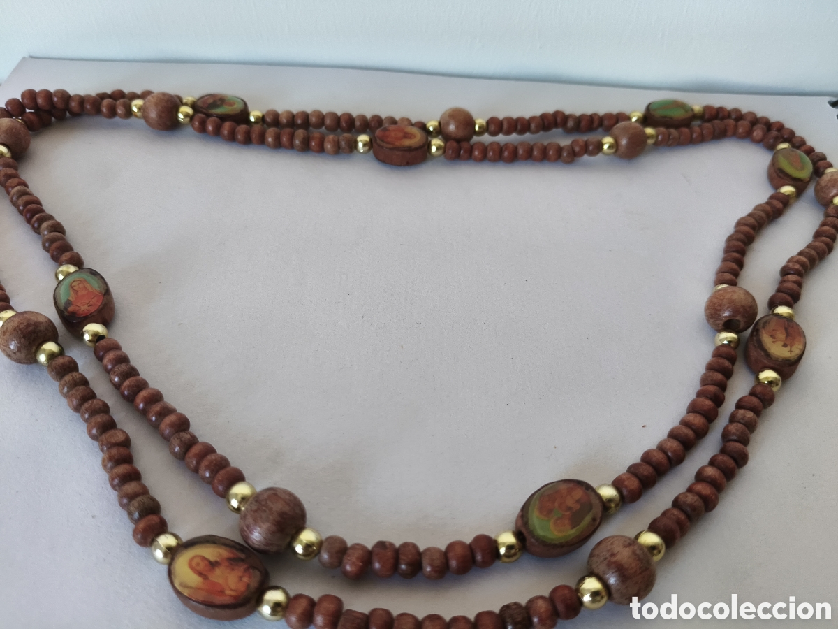 Joyeria: Antiguo collar de madera con santos litografiados