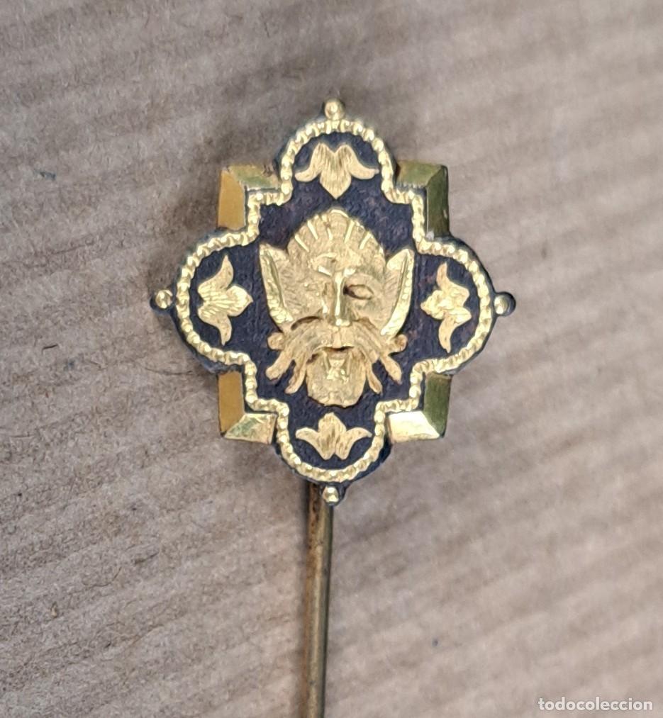 Joyeria: Alfiler de solapa chapado en oro con rostro mitol&oacute;gico, siglo XIX‑XX