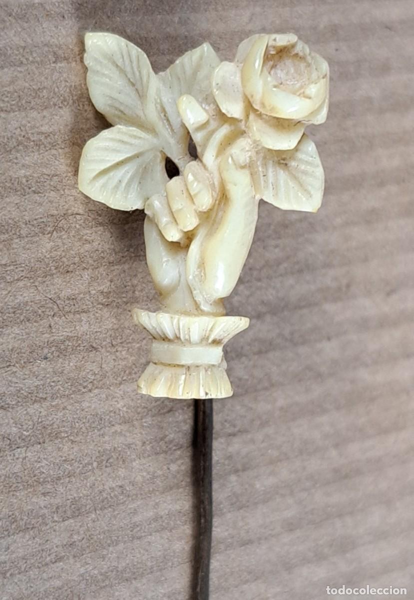 Joyeria: Alfiler de solapa tallado en marfil o hueso, siglo XIX‑XX