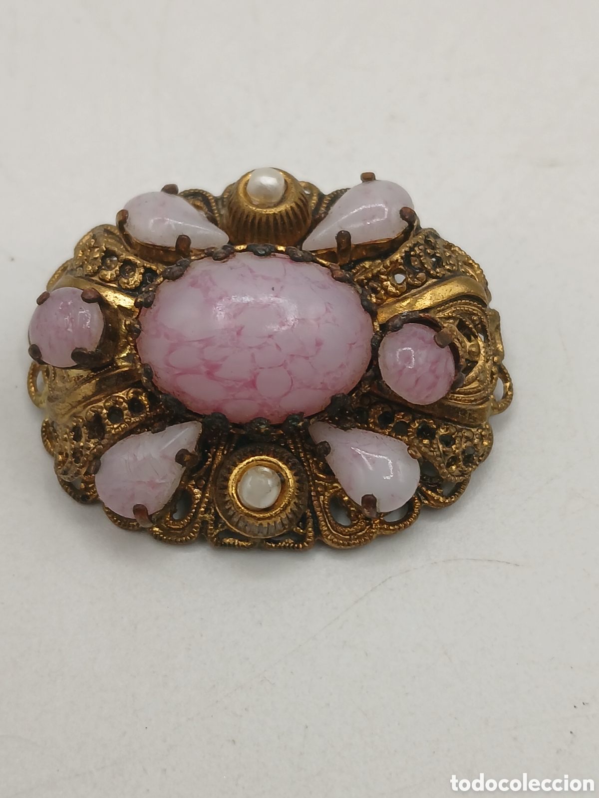 Joyeria: Broche lat&oacute;n dorado y &aacute;gata. 1970's