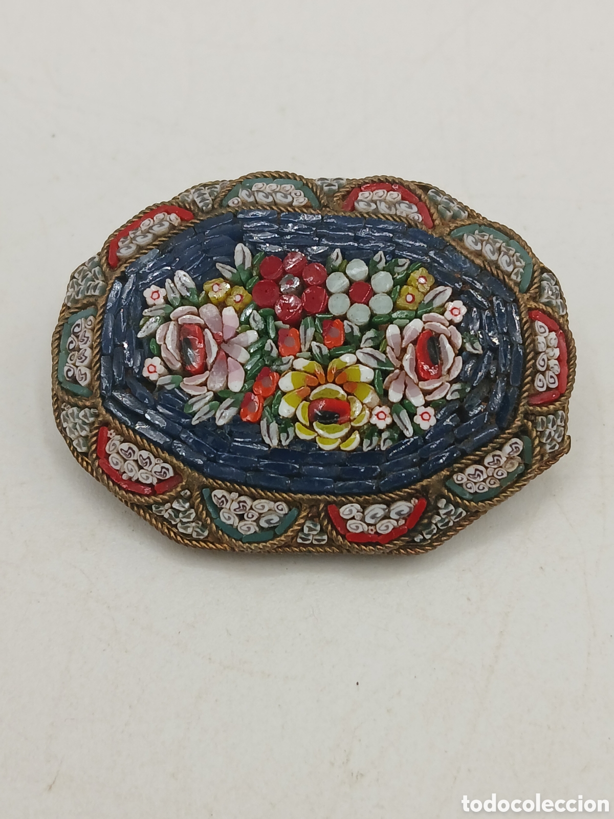 Joyeria: Antiguo broche micromosaico y lat&oacute;n. 1950's