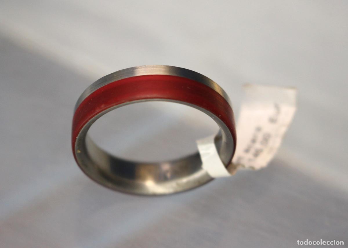Joyeria: Anillo de acero bicolor: plata y rojo.