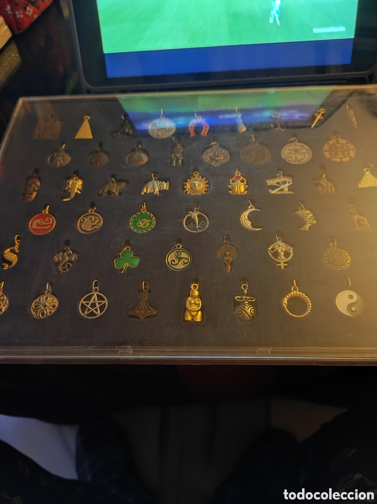 Joyeria: Lote de 50 amuletos.