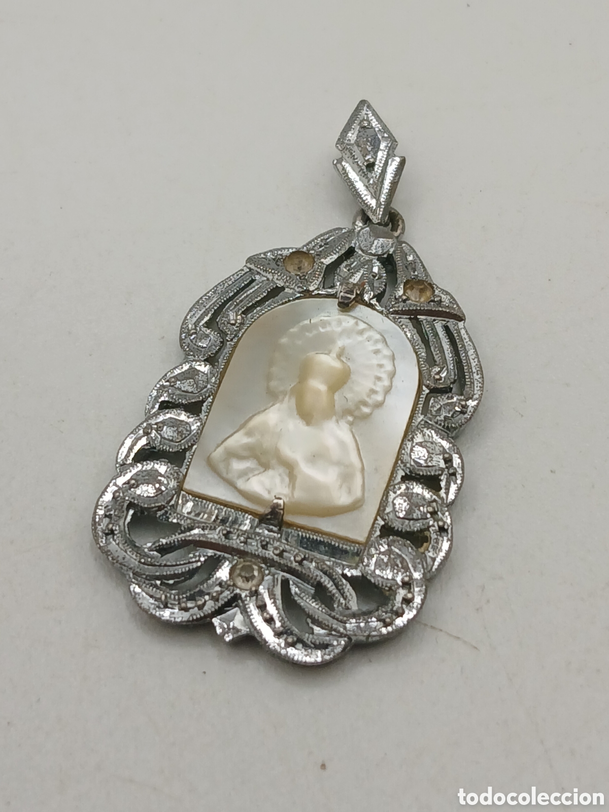 Joyeria: Colgante plata rodiada y n&aacute;car tallado motivo religioso
