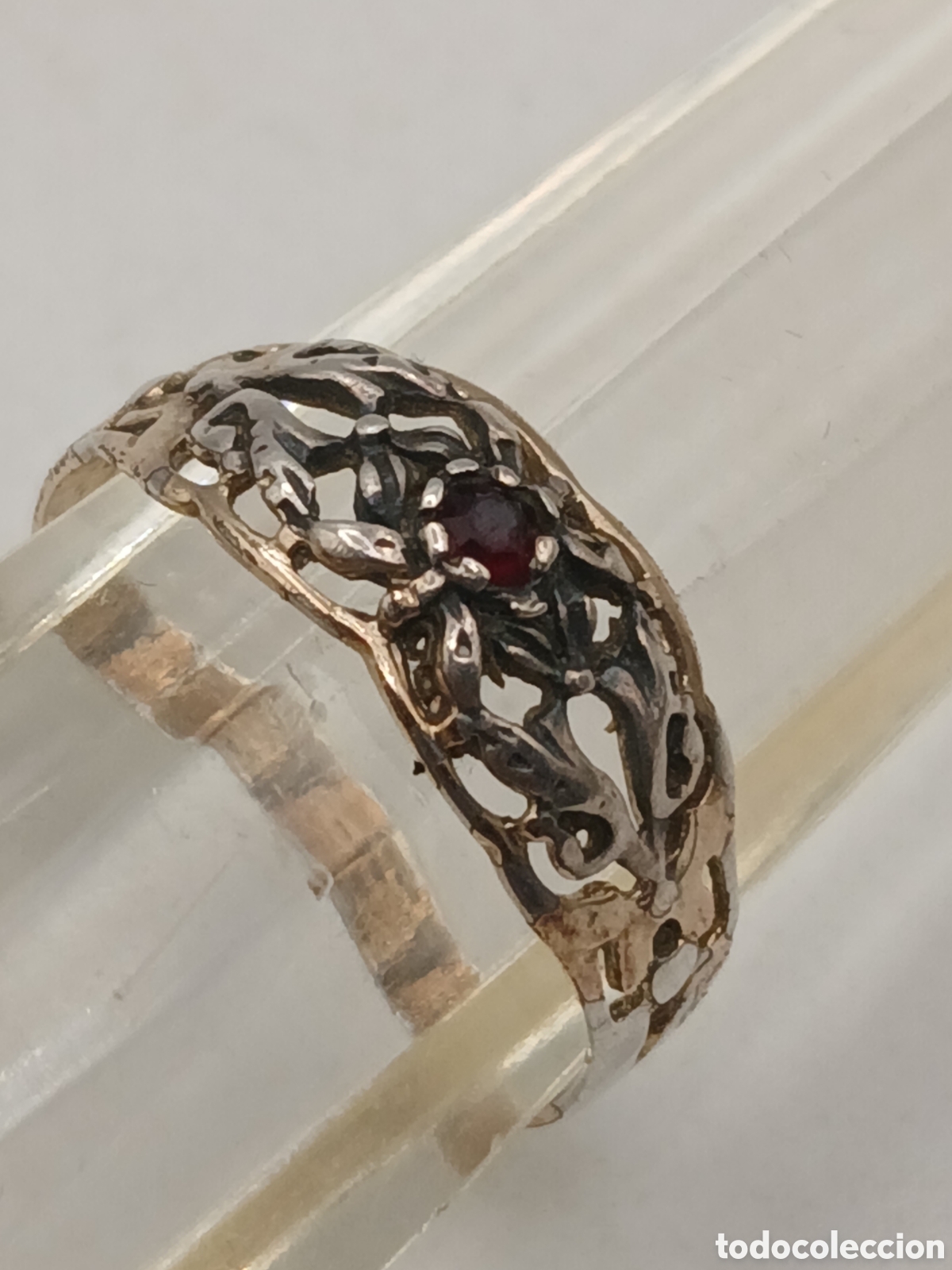 Joyeria: Anillo plata 925mls y granate. Ba&ntilde;o de oro parcial perdido. 1970's