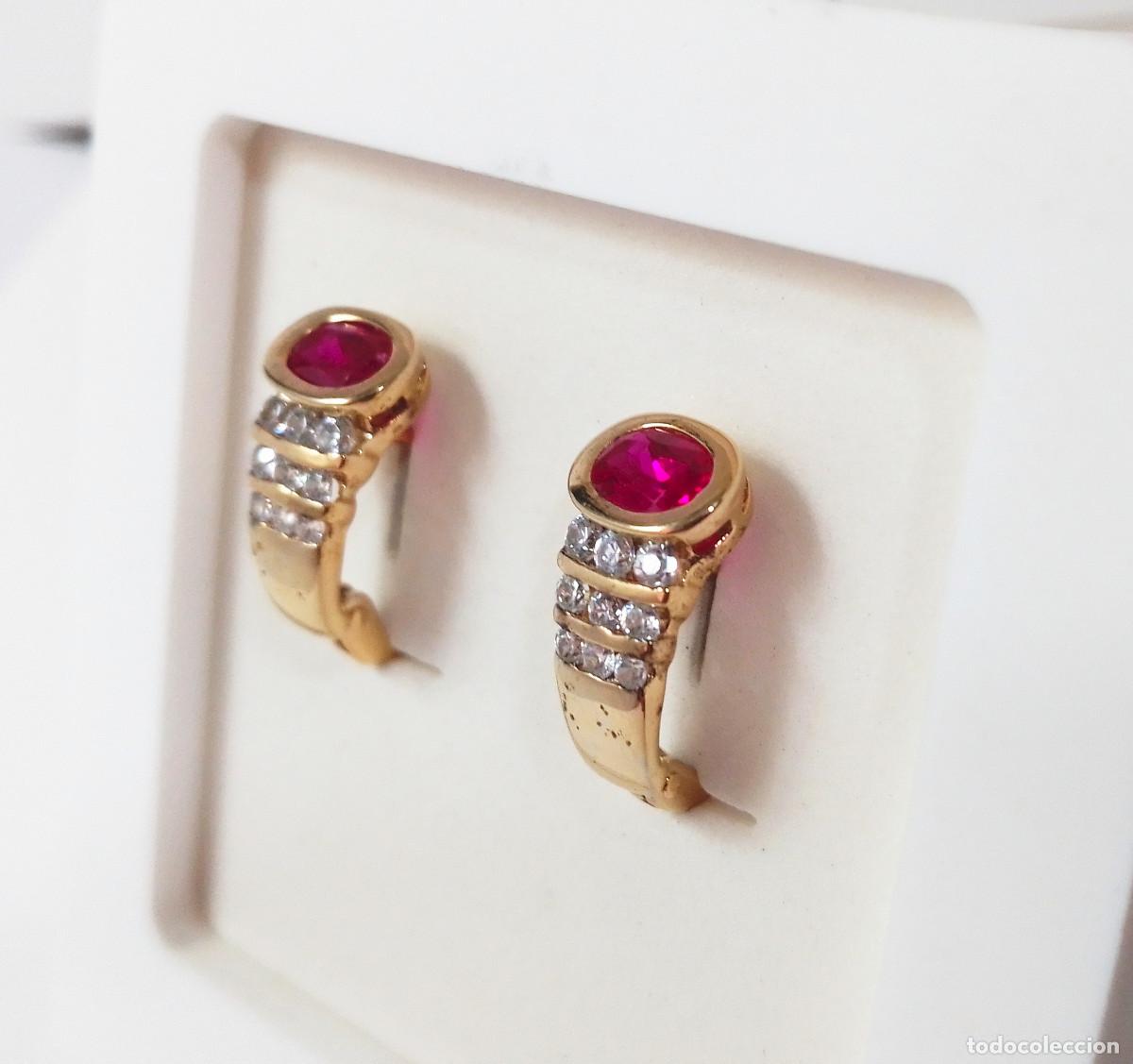 Joyeria: Pendientes de plata de ley ba&ntilde;ados en oro con rub&iacute; sint&eacute;tico y circonitas