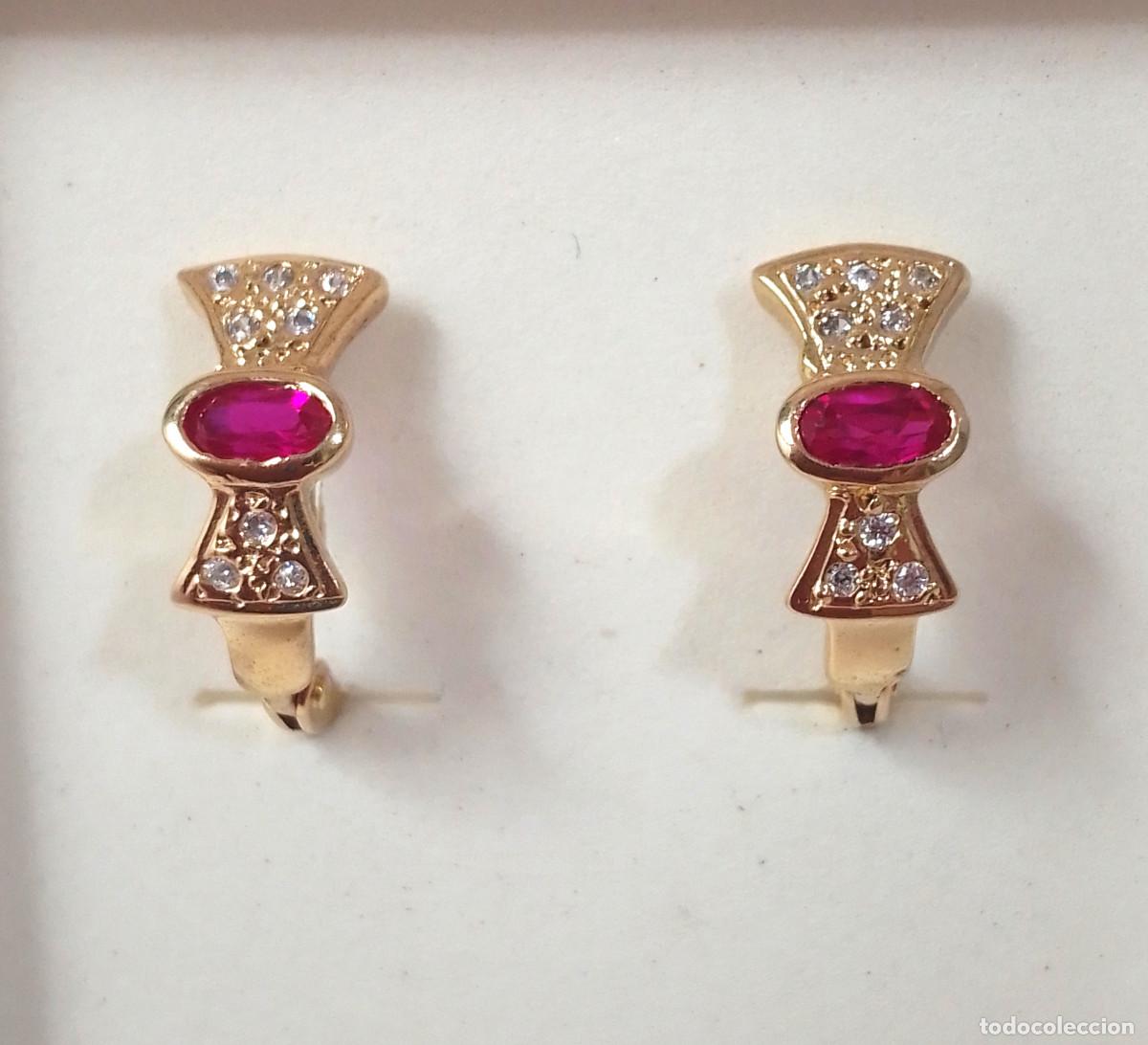 Schmuck: Pendientes de plata de ley ba&ntilde;ados en oro con rub&iacute; sint&eacute;tico y circonitas