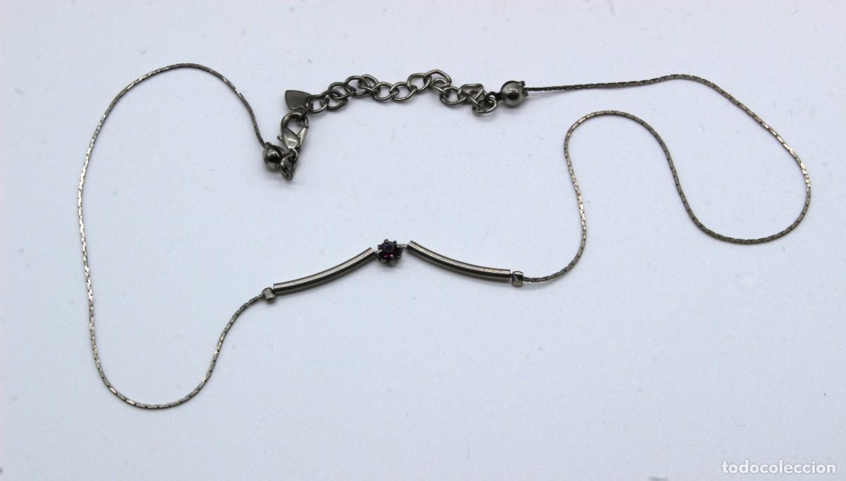 Joyeria: Collar minimalista de cadena fina con una piedra preciosa central