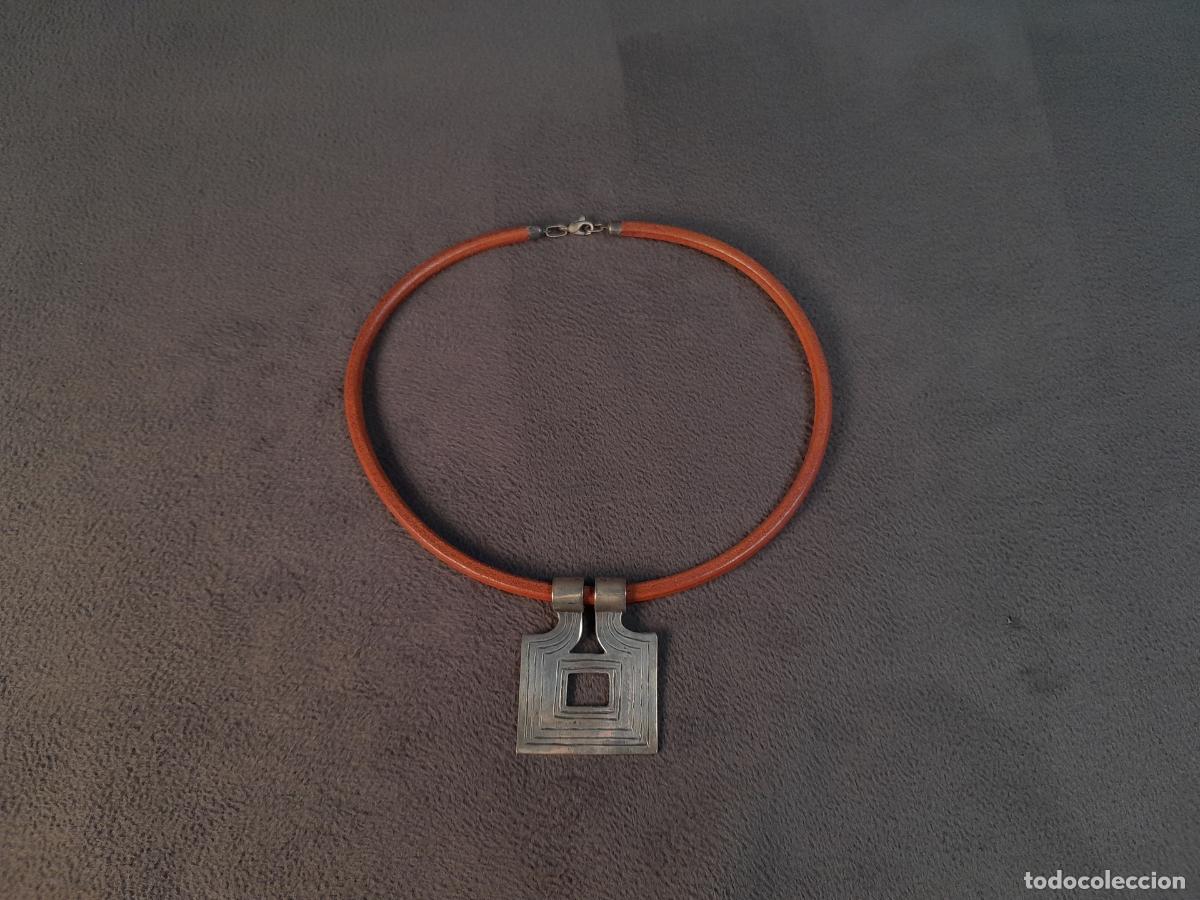 Joyeria: J-4450.COLLAR CON COLGANTE DE PLATA DE LEY Y GARGANTILLA DE CUERO.DIEGO CONTI.SIGLO XX.