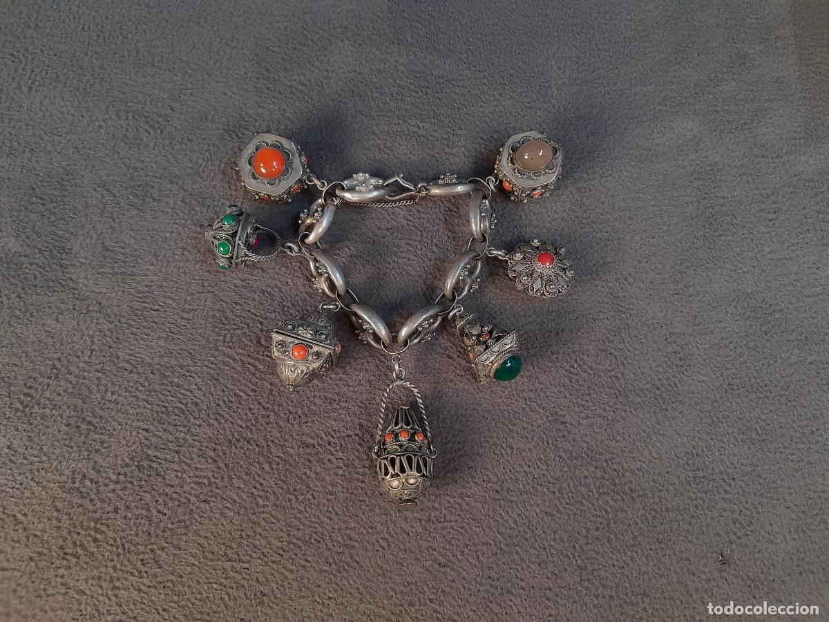 Joyeria: J-4451. PULSERA CON DIJES EN PLATA. TRABAJADA CON DETALLES DE FILIGRANA Y CABUJONES. 1950 CA.