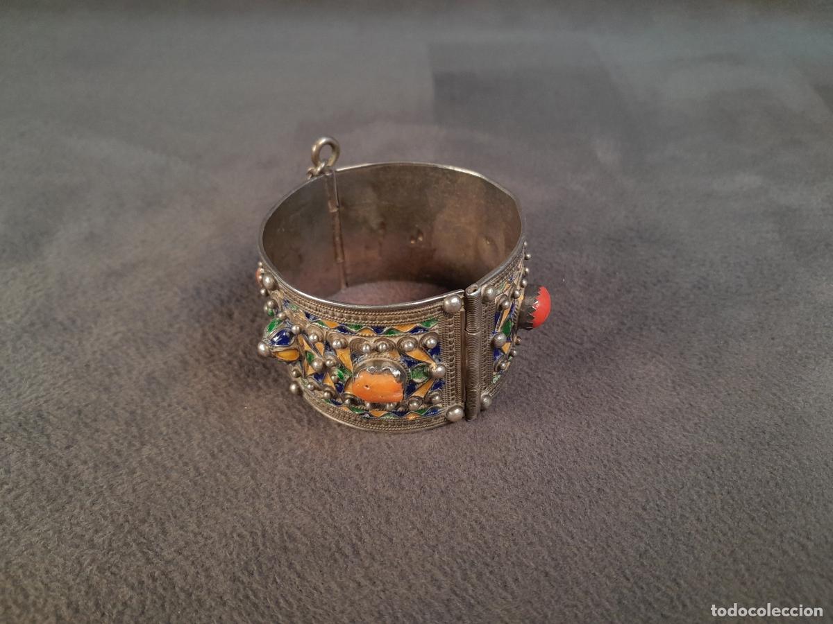 Jewelry: J-4452. BRAZALETE R&Iacute;GIDO BEREBER REALIZADO EN PLATA, ESMALTES Y PIEDRAS. 1950 CA.