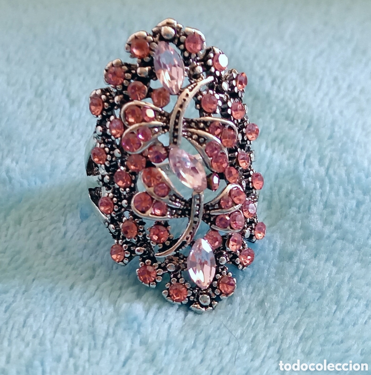 Joyeria: Original anillo plateado con incrustaciones brillantes color rosa flores y lib&eacute;lulas 3,5cm L. 18mm d