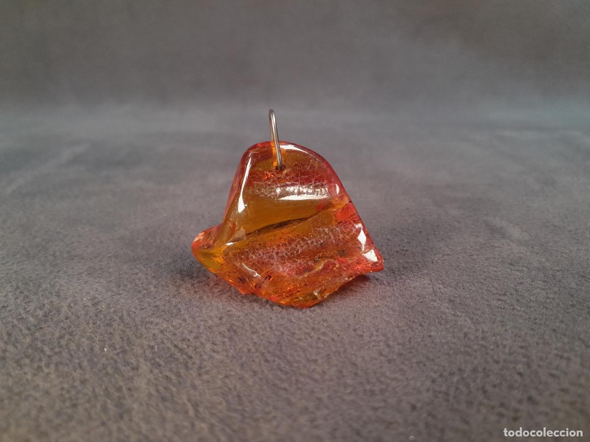 Joyeria: J-4453. COLGANTE DE &Aacute;MBAR DE FORMA IRREGULAR. MEDIADOS S. XX.