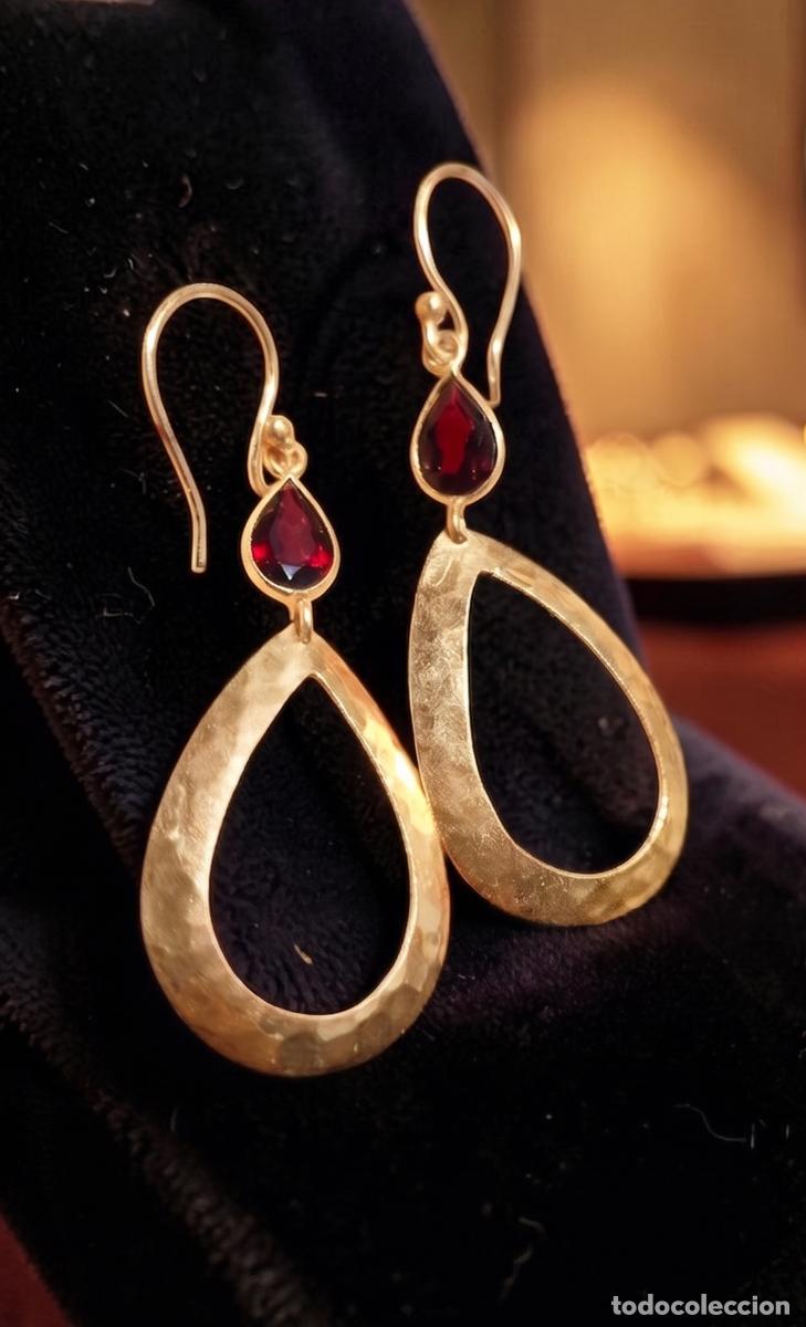 Joyeria: Pendientes chapados en oro de 18K con granates facetados
