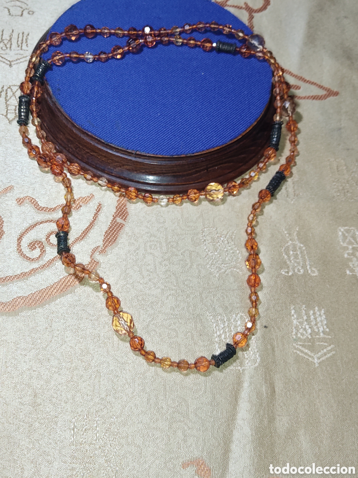 Joyeria: Collar largo de cuentas de resina o acr&iacute;lico facetadas y abalorios.Vintage.