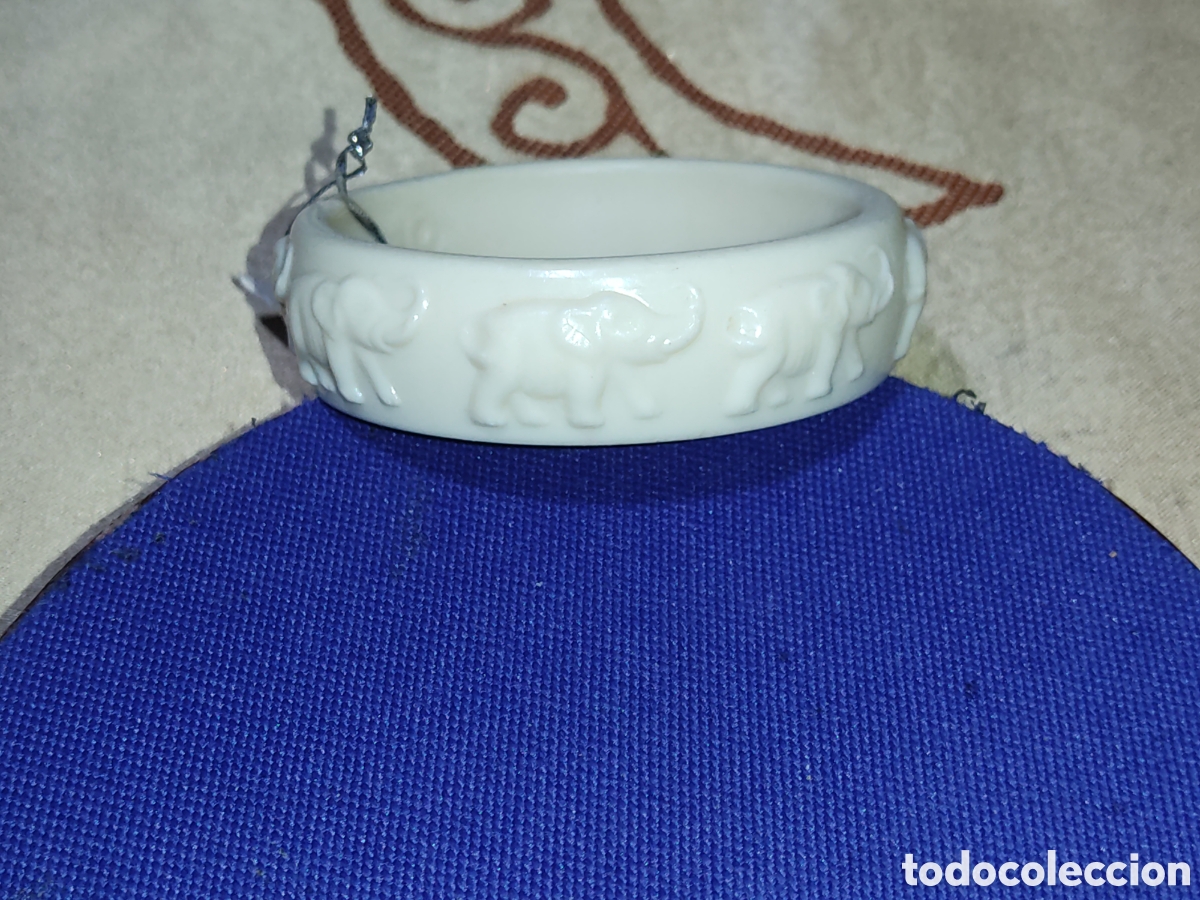 Joyeria: Pulsera de baquelita con elefantes en relieve.A&ntilde;os 60-70.*F3*