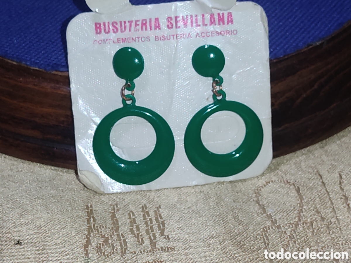Joyeria: Antiguos pendientes de sevillana de metal con esmalte verde.