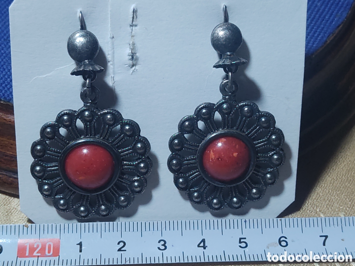 Joyeria: Antiguos Pendientes rosetones con coral de manzana, cierre catal&aacute;n.