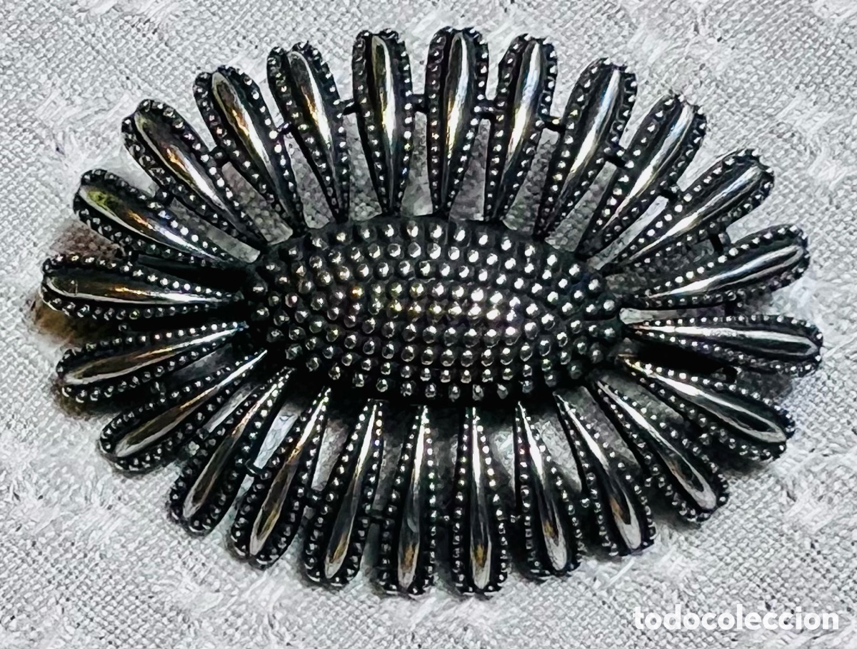 Joyeria: Broche Vintage Ovalado Tipo Girasol / Sol - Tono Plateado Envejecido - 4,5 x 3 cm