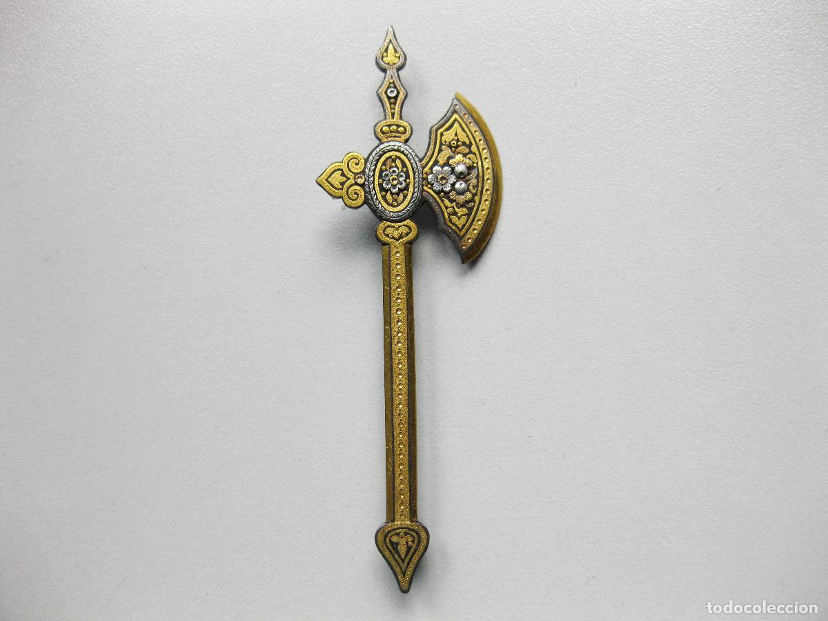 Joalharia: ANTIGUO BROCHE DE ARTE DAMASQUINADO DE TOLEDO CON FORMA DE HACHA.