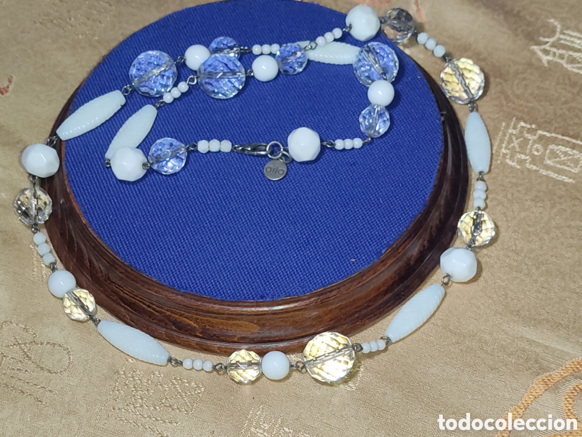 Joyeria: Collar de cuentas de opalina blanca y hermosas cuentas de cristal de roca multifaceta.