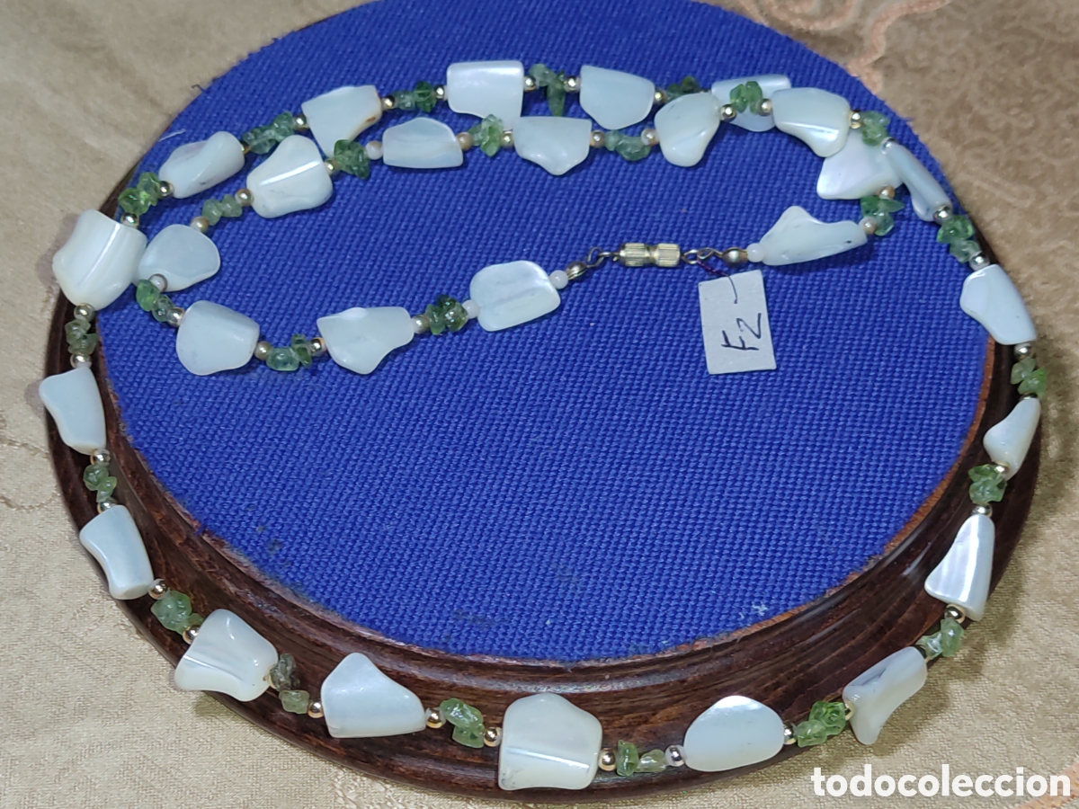 Joyeria: Collar de n&aacute;car y trocitos de peridoto verde.Vintage. *F2*