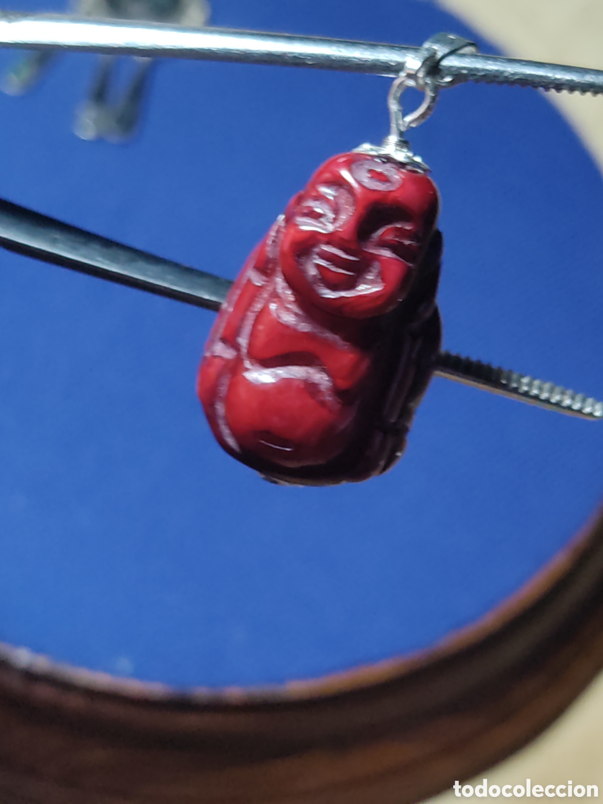 Joyeria: Colgante buda tallado en cinabrio o laca china.Vintage.