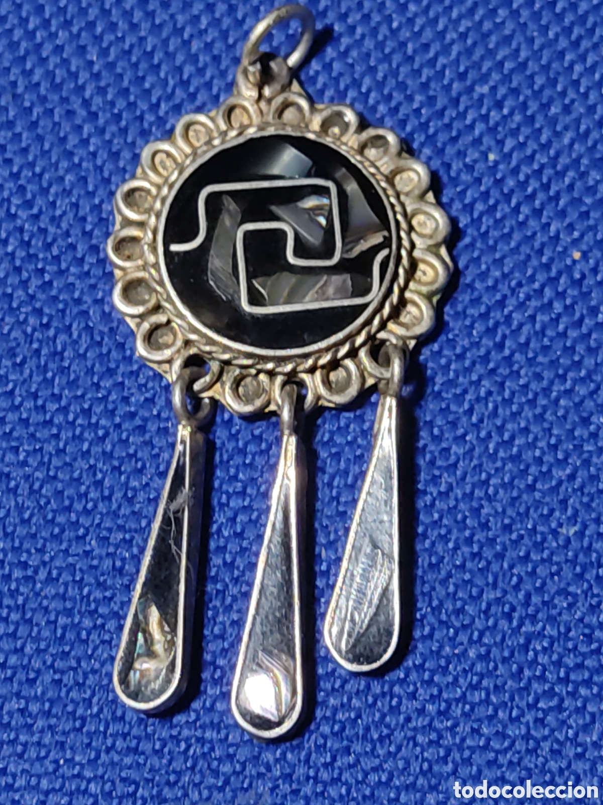 Joyeria: Antiguo colgante de alpaca contrastada con esmalte y n&aacute;car.Hechoben M&eacute;jico.Vintage.