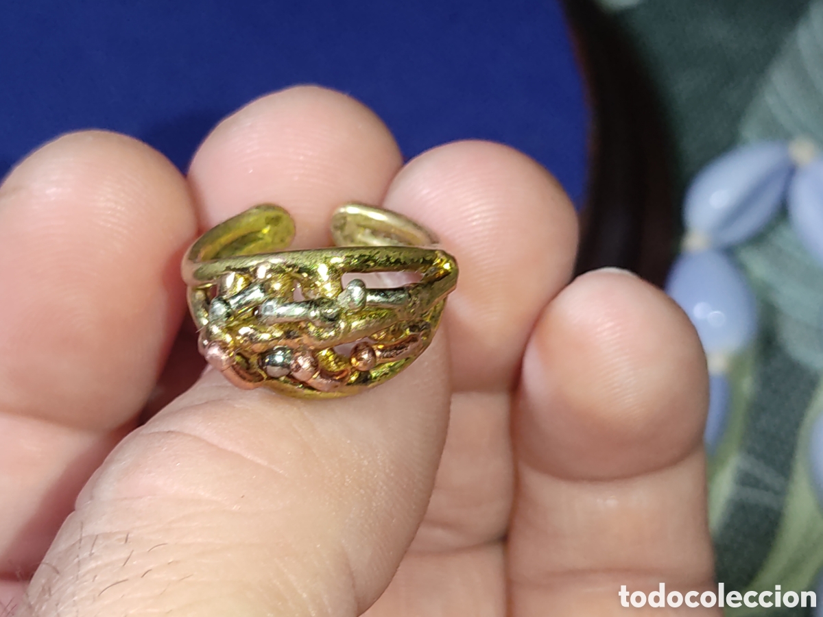 Joyeria: Anillo modernista de bronce o lat&oacute;n.