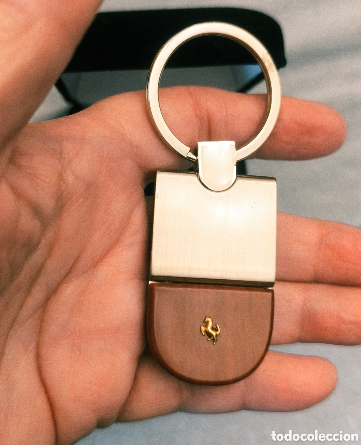 Joyeria: Vendo precioso llavero nuevo de acero y madera con logo imitaci&oacute;n Ferrari