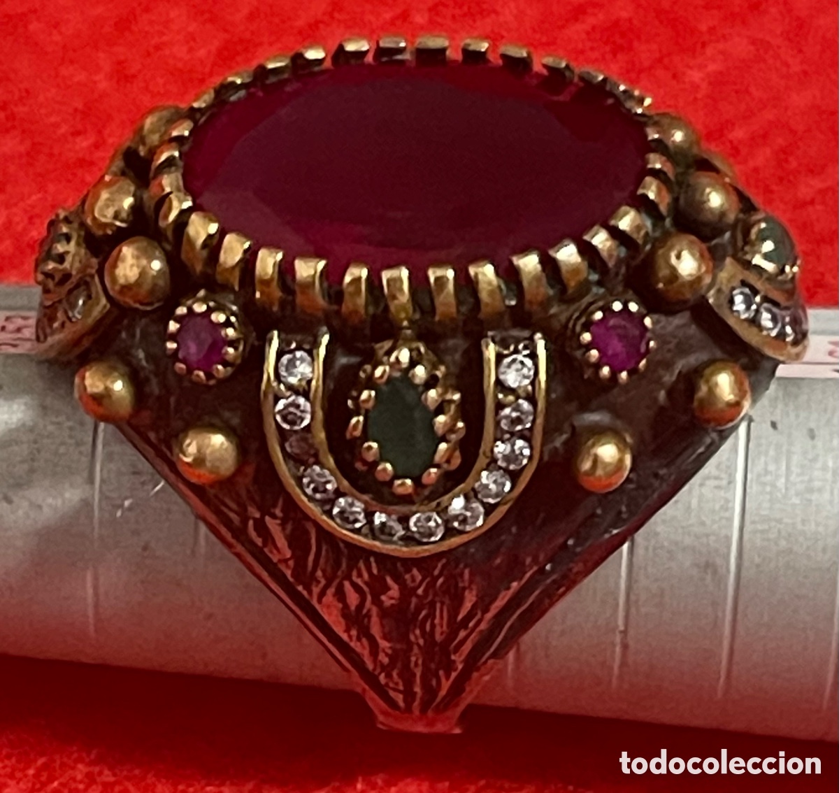 Joyeria: Magn&iacute;fico Anillo, en plata de ley, pedrer&iacute;a y ligeros, ba&ntilde;os de oro bajo.