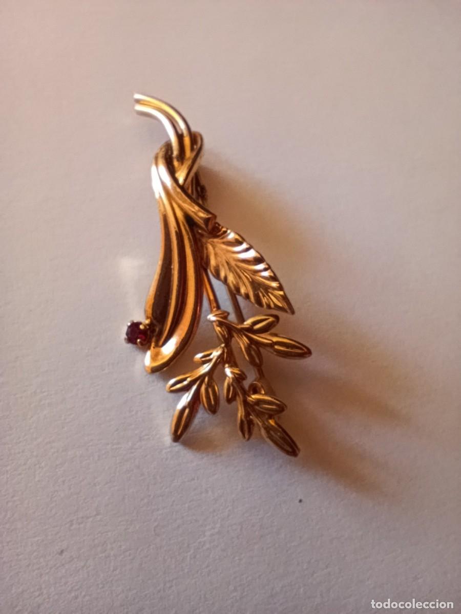 Joyeria: Antiguo broche de los 40, chapado en oro, con sello de fabricante : Tr&eacute;bol y la letra M debajo