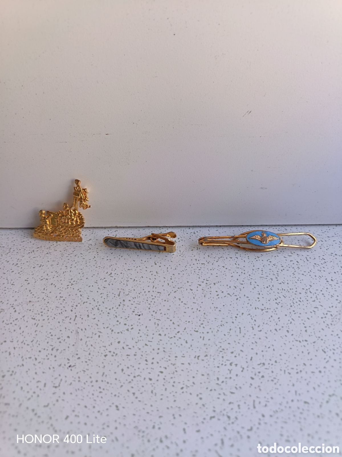Joyeria: Lote de 3 piezas. 2 pasacorbatas y pin.