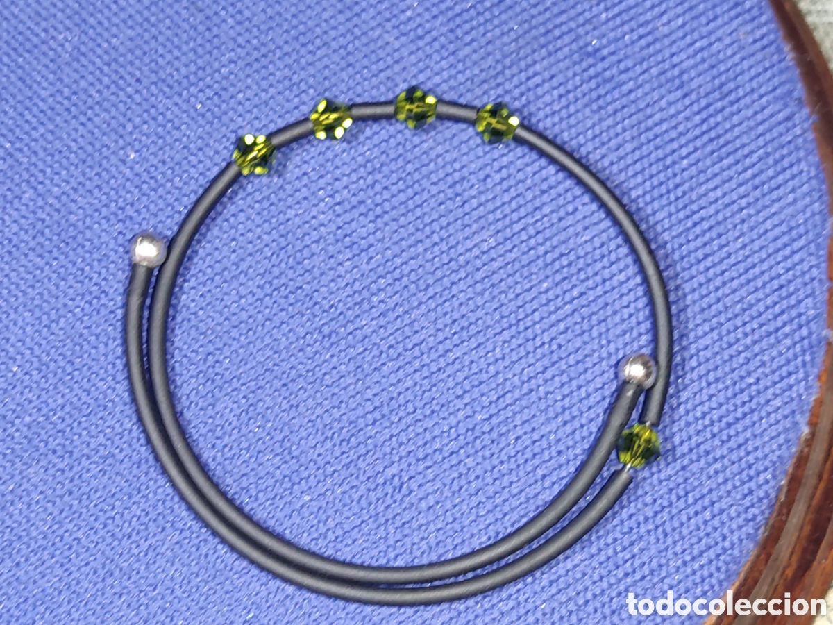 Joyeria: Fina pulsera ajustable con cristales y terminaciones de plata.