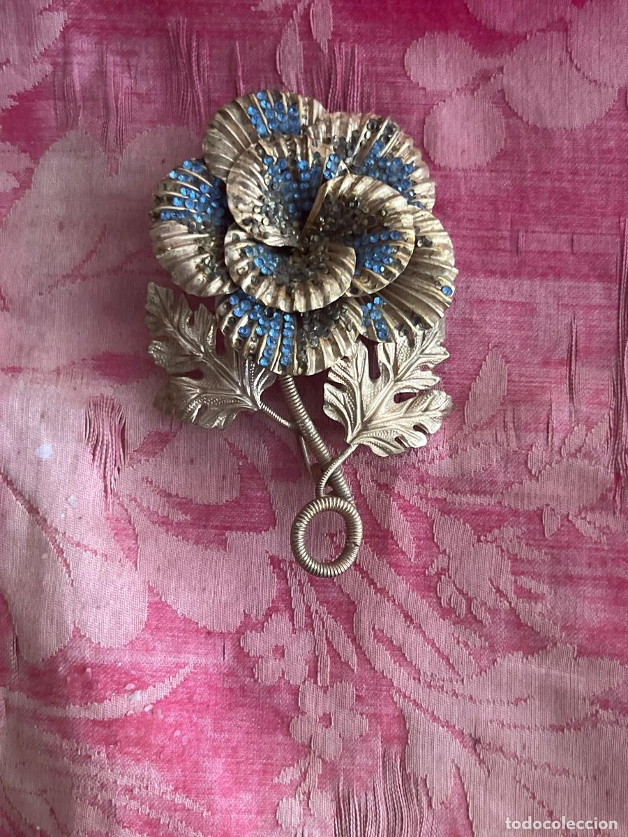 Joyeria: Antiguo y gran broche realizado en laton con incrustaciones v&iacute;treas. Representado flor. Muy vintage.