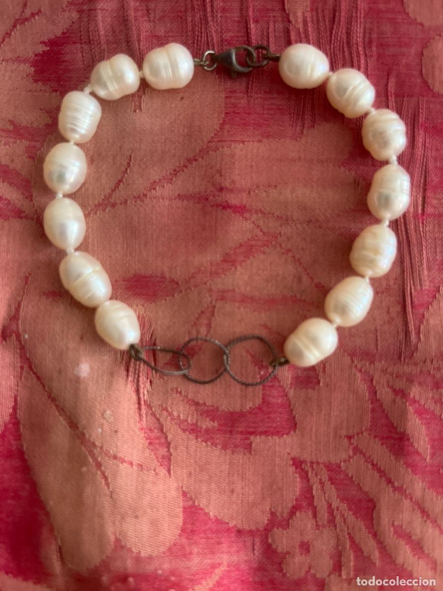 Joyeria: Antigua pulsera, realizada en plata y perlas de r&iacute;o engarzadas, rematada en 3 aros poli lobulados.