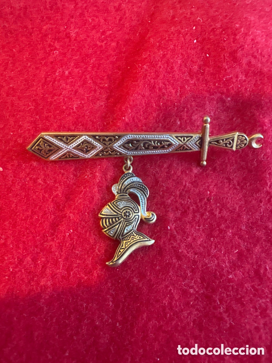 Joyeria: Broche yelmo con espada oro de Toledo (A1) - Foto 1