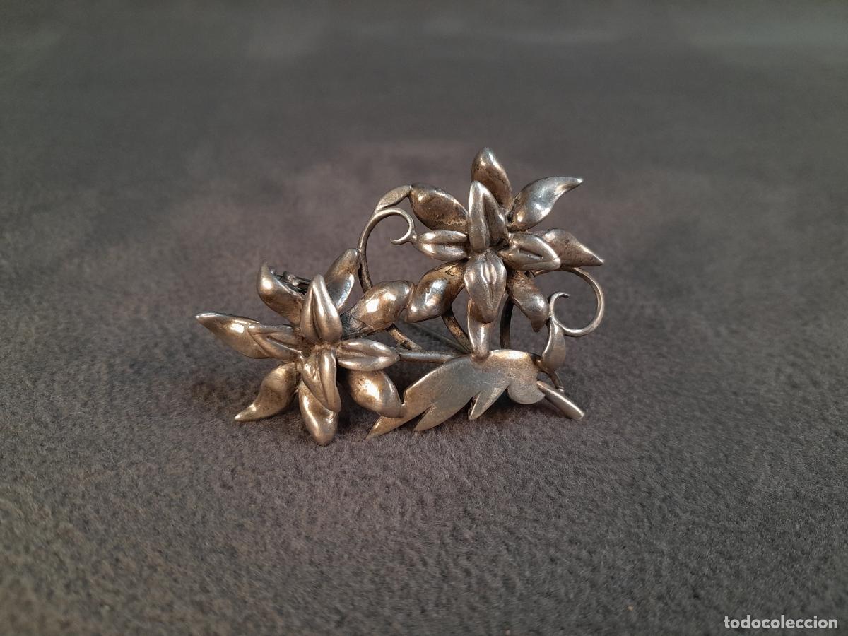 Joyeria: J-4456. BROCHE FLORAL EN PLATA DE LEY. SIGLO XX